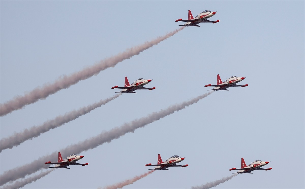 Türk Hava Kuvvetlerinin akrobasi timi Türk Yıldızları, Mersin'de 23 Nisan Ulusal Egemenlik ve...