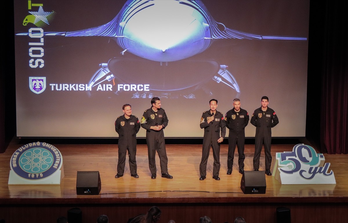Türk Hava Kuvvetlerinin (TSK) gösteri timi SOLOTÜRK'ün pilotları, Bursa'da üniversite...