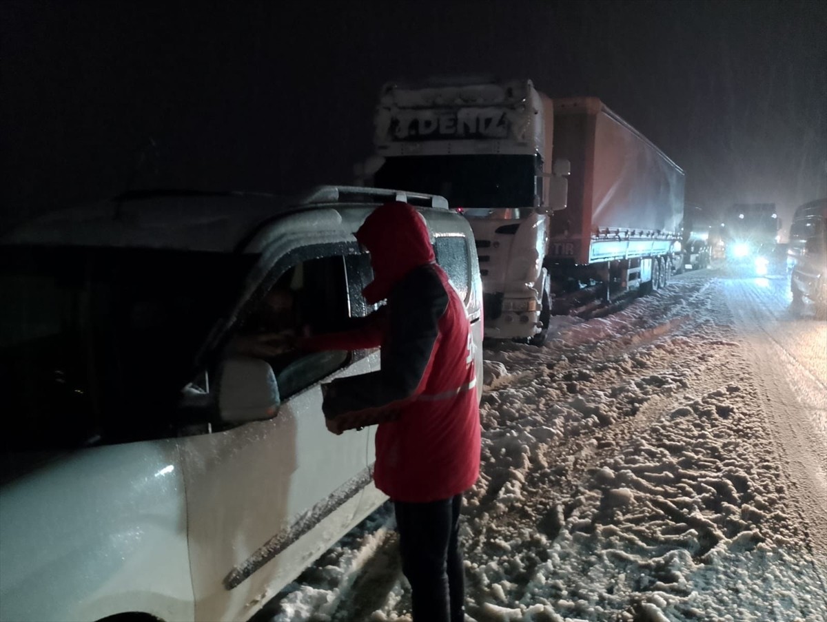 Türk Kızılay ekipleri, kar yağışı ve kazalar nedeniyle ulaşımın aksadığı Samsun-Ankara kara...