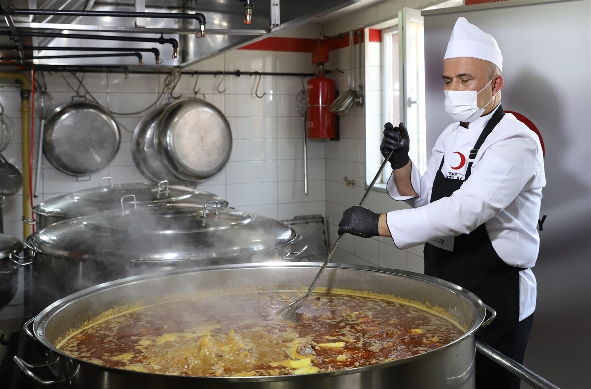 Türk Kızılay Genel Başkanı Fatma Meriç Yılmaz, yıl sonuna kadar ülke genelinde 55 aşevi açma...