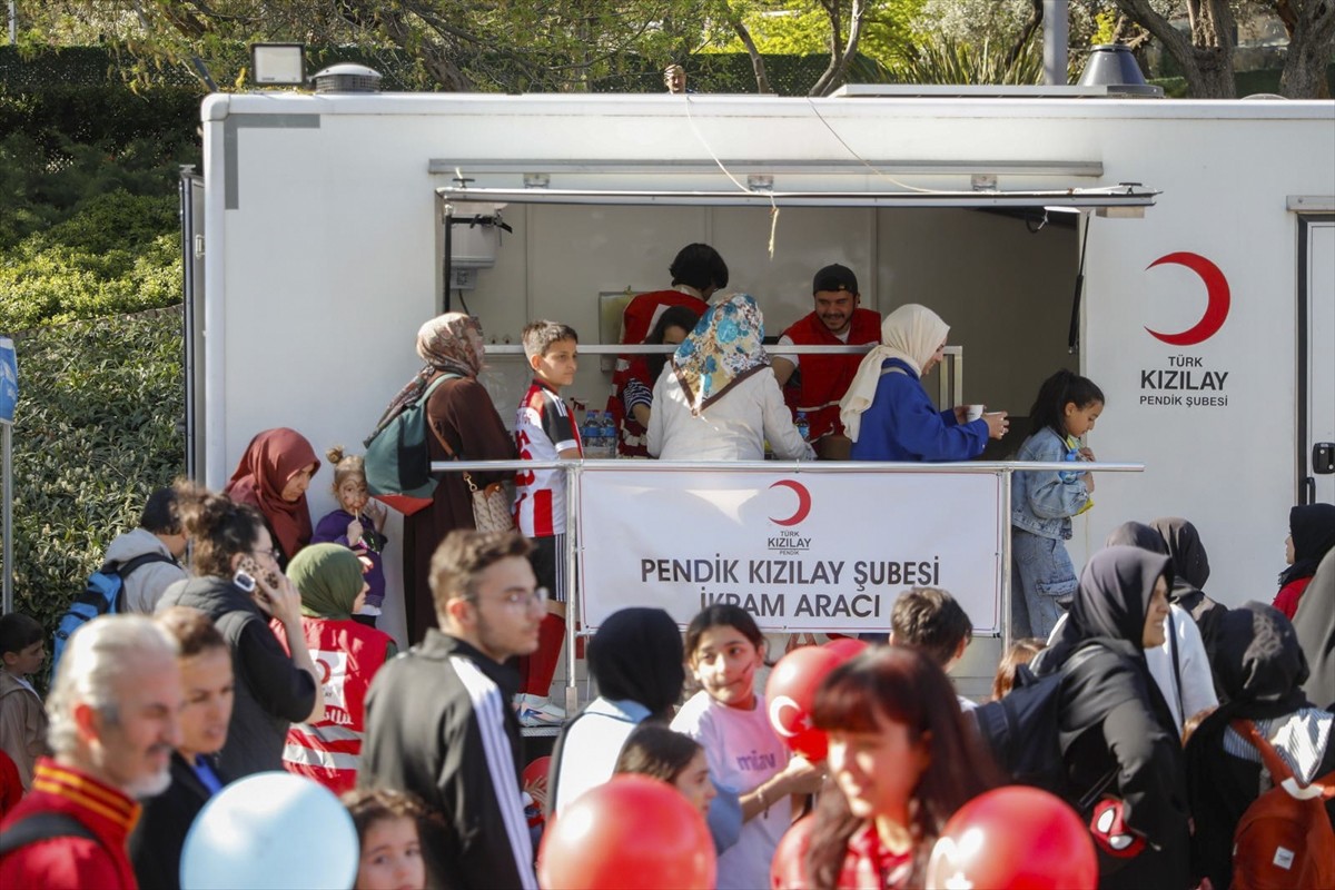 Türk Kızılay, İstanbul'da, meydana gelen depremlerin ardından evlerine girmek istemeyen...