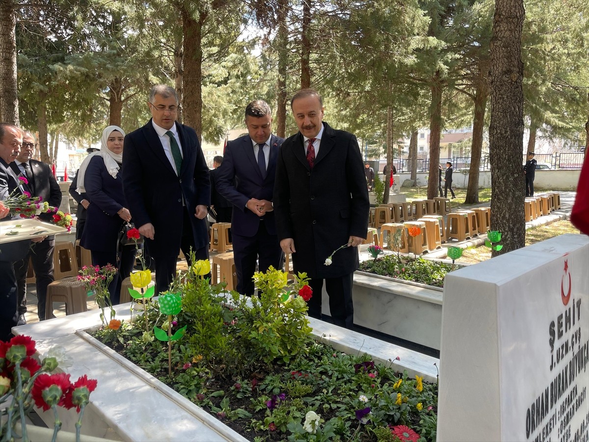 Türk Polis Teşkilatının 180. kuruluş yıl dönümü dolayısıyla Isparta Valisi Abdullah Erin (sağda)...