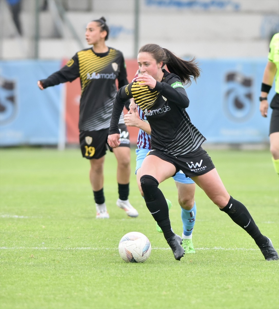 Turkcell Kadın Futbol Süper Lig'in 23. haftasında Trabzonspor ile ALG Spor, Trabzonspor Kadir...