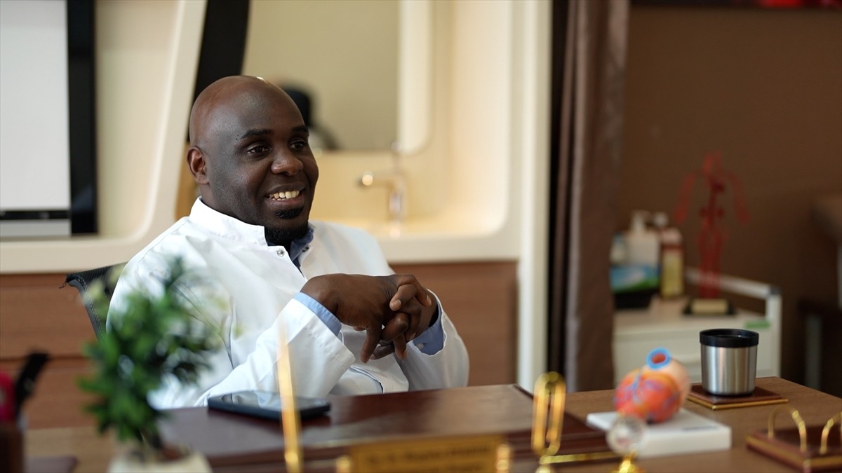 Türkiye'de kalp damar cerrahisi uzmanı olarak görev yapan Tanzanyalı doktor Mugisha Kyaruzi, Türk...