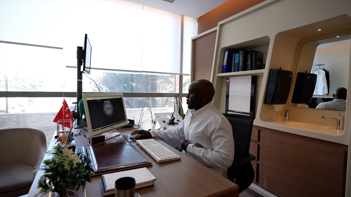 Türkiye'de kalp damar cerrahisi uzmanı olarak görev yapan Tanzanyalı doktor Mugisha Kyaruzi, Türk...