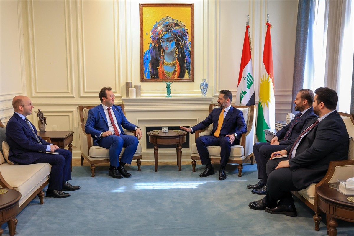 Türkiye'nin Erbil Başkonsolosu Erman Topçu (sol), Irak Kürt Bölgesel Yönetimi (IKBY) Başbakan...