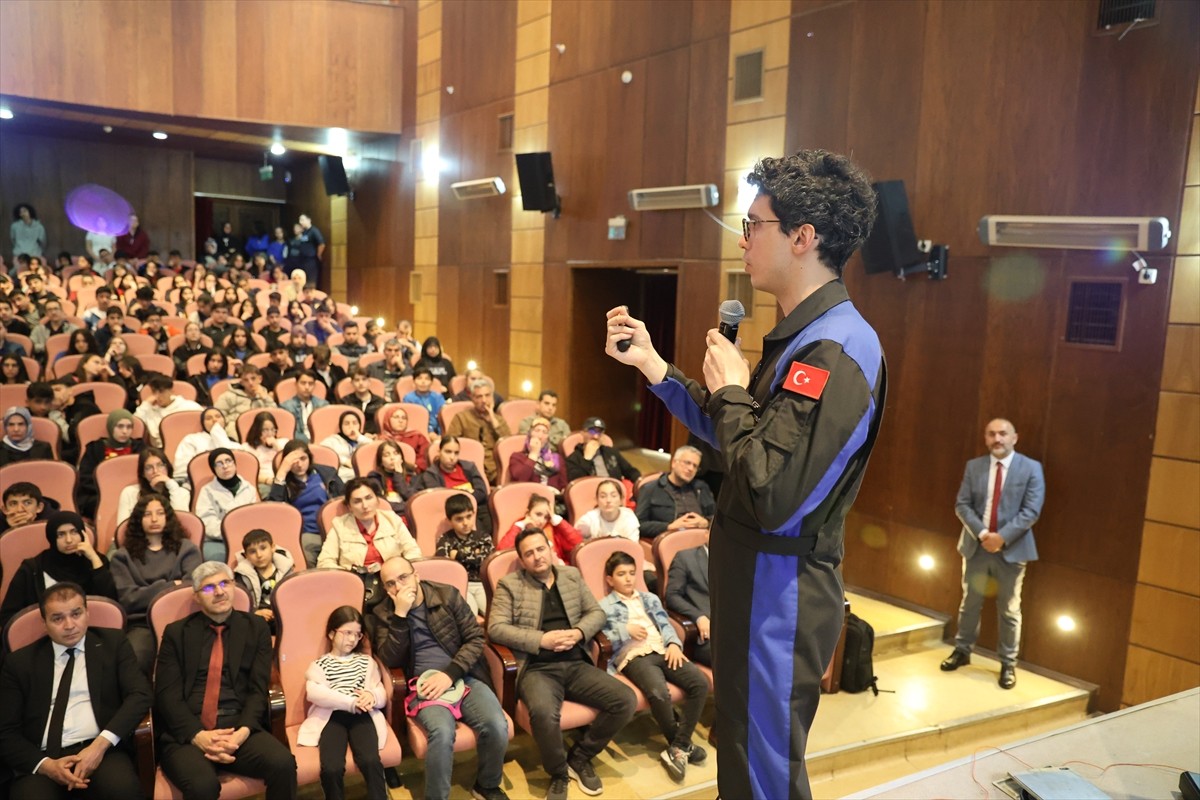 Türkiye'nin ikinci astronotu Tuva Cihangir Atasever, Iğdır'da öğrencilerle bir araya geldi.