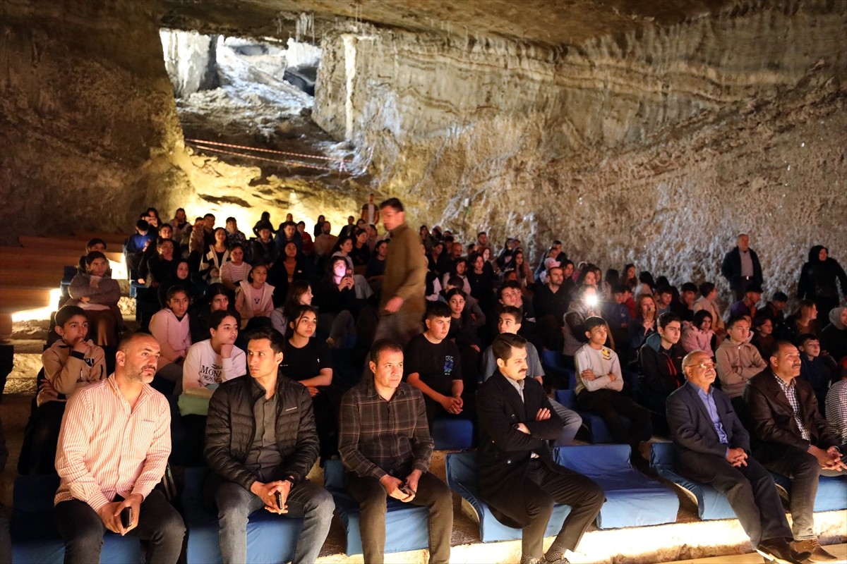 Türkiye'nin ikinci astronotu Tuva Cihangir Atasever, Iğdır’daki Tuz Mağaraları'nda öğrencilerle...