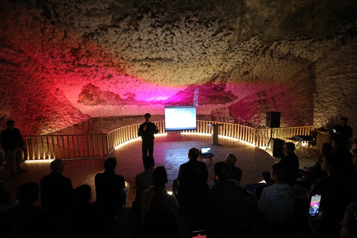 Türkiye'nin ikinci astronotu Tuva Cihangir Atasever, Iğdır’daki Tuz Mağaraları'nda öğrencilerle...