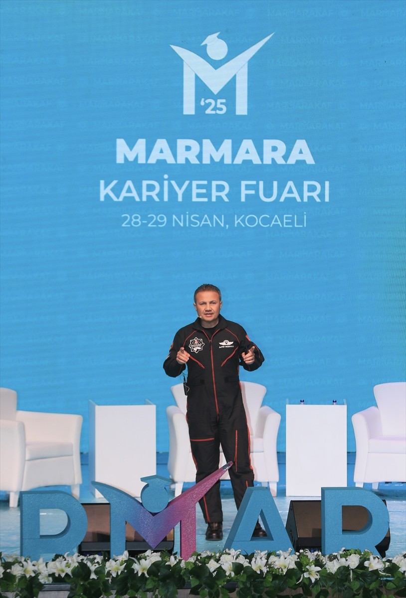 Türkiye'nin ilk astronotu Alper Gezeravcı, Marmara Kariyer Fuarı'nda (MARMARAKAF) öğrencilerle bir...