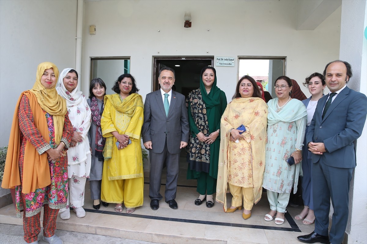 Türkiye'nin İslamabad Büyükelçisi İrfan Neziroğlu (ortada) ve Türk İşbirliği ve Koordinasyon...