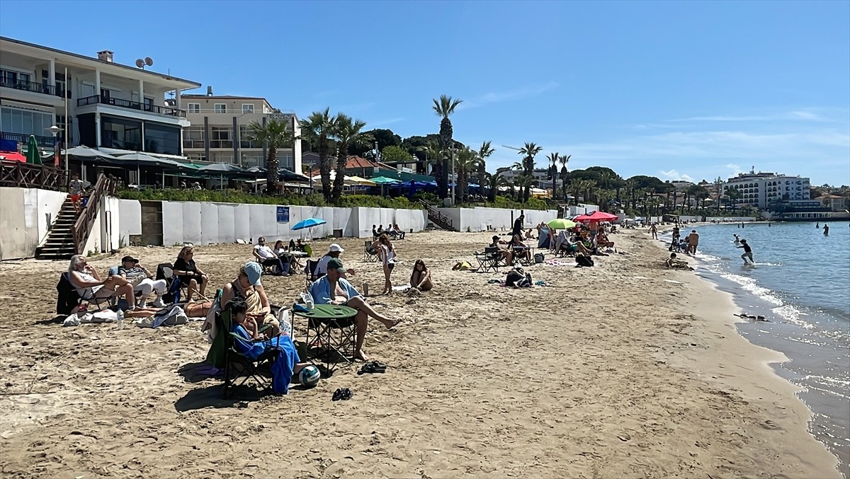 Türkiye'nin önemli turizm merkezlerinden Aydın'ın Kuşadası ilçesinde hava sıcaklığının artmasıyla...