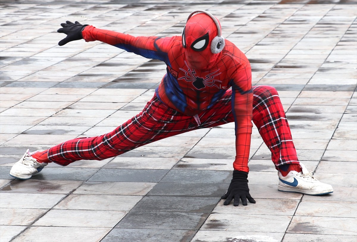 Türkiye'yi "Örümcek Adam" kostümüyle gezme hayaliyle memleketi İzmir'den yola çıkan Ayaz Salih...