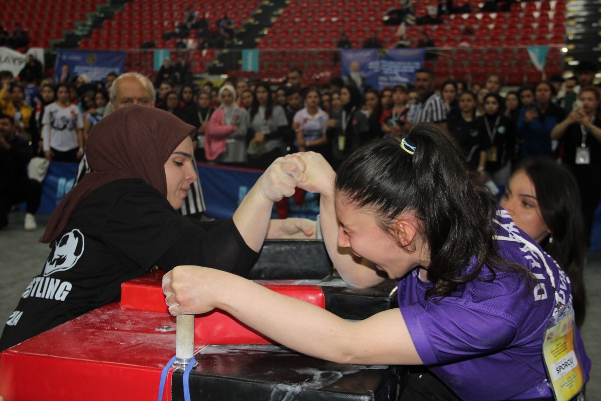 Türkiye Bilek Güreşi Şampiyonası, 64 ilden 911 sporcunun katılımıyla Kayseri'de yapıldı.