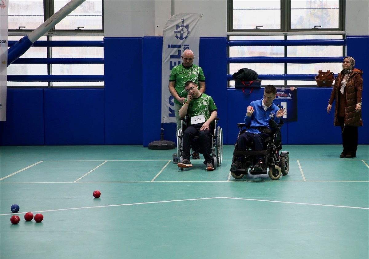 Türkiye Boccia Şampiyonası bedensel engelli 133 sporcunun katılımıyla Kocaeli'de başladı. Türkiye...