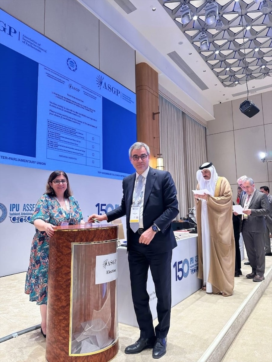 Türkiye Büyük Millet Meclisi (TBMM) Genel Sekreteri Talip Uzun (sol 2), Özbekistan'ın başkenti...