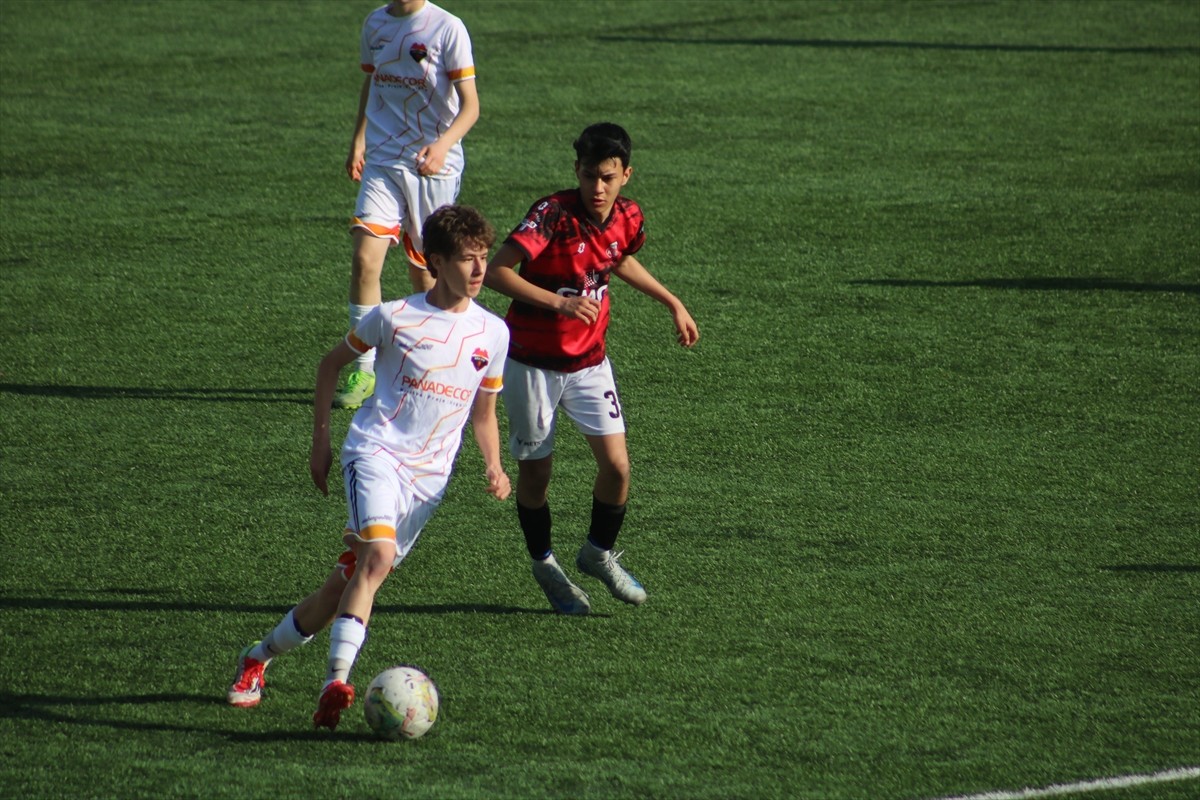 Türkiye Futbol Federasyonu tarafından düzenlenen 16 Yaş Altı Türkiye Futbol Şampiyonası 1. Kademe...