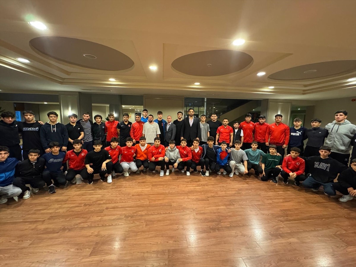 Türkiye Güreş Federasyonu Başkanı Taha Akgül, 17 Yaş Altı Güreş Milli Takımı'nın Antalya'nın...