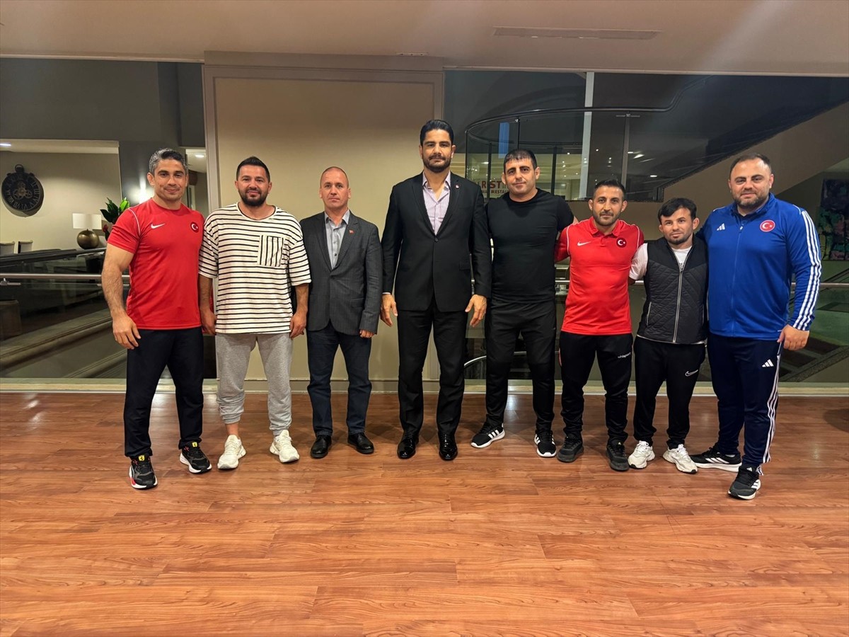 Türkiye Güreş Federasyonu Başkanı Taha Akgül, 17 Yaş Altı Güreş Milli Takımı'nın Antalya'nın...