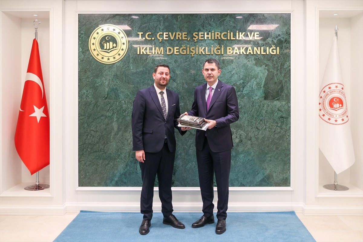 Türkiye İşçi Partili (TİP) Hatay Samandağ Belediye Başkanı Emrah Karaçay (solda), Çevre...