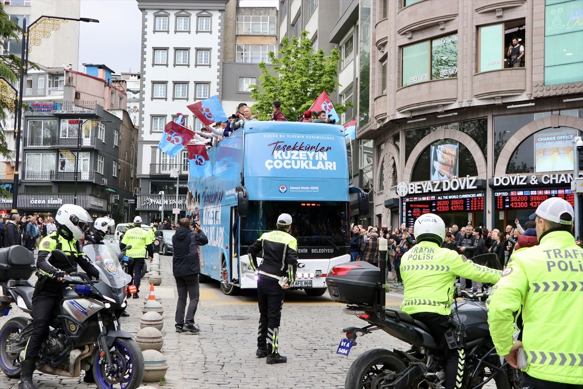 UEFA Gençlik Ligi finalinde Barcelona'ya 4-1 mağlup olarak turnuvayı ikinci sırada tamamlayan...
