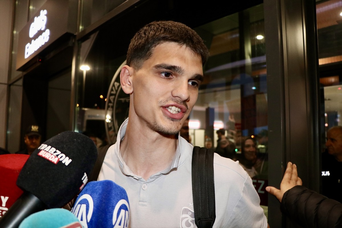 UEFA Gençlik Ligi finalinde Barcelona'ya 4-1 mağlup olarak turnuvayı ikinci sırada tamamlayan...