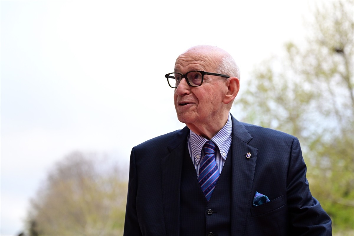 UEFA İstanbul Ofisi'nin açılışı öncesi gala yemeği, Çırağan Sarayı'nda gerçekleştirildi....