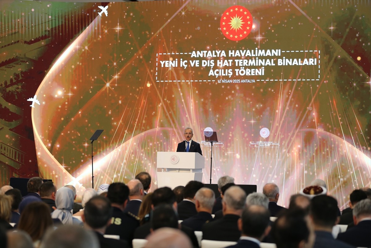 Ulaştırma ve Altyapı Bakanı Abdulkadir Uraloğlu, Cumhurbaşkanı Recep Tayyip Erdoğan'ın katılımıyla...