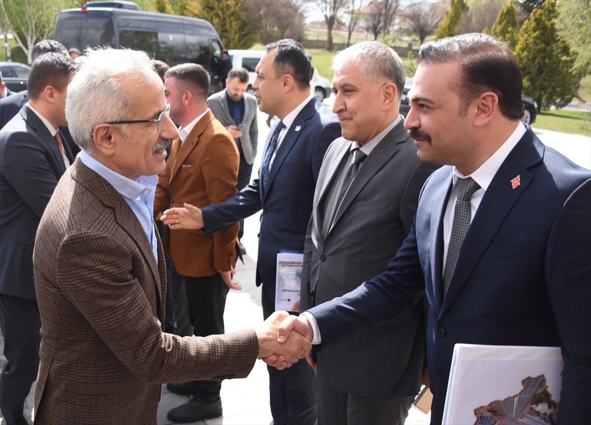 Ulaştırma ve Altyapı Bakanı Abdulkadir Uraloğlu, Karaman'da Valiliği ziyaret etti. Uraloğlu...