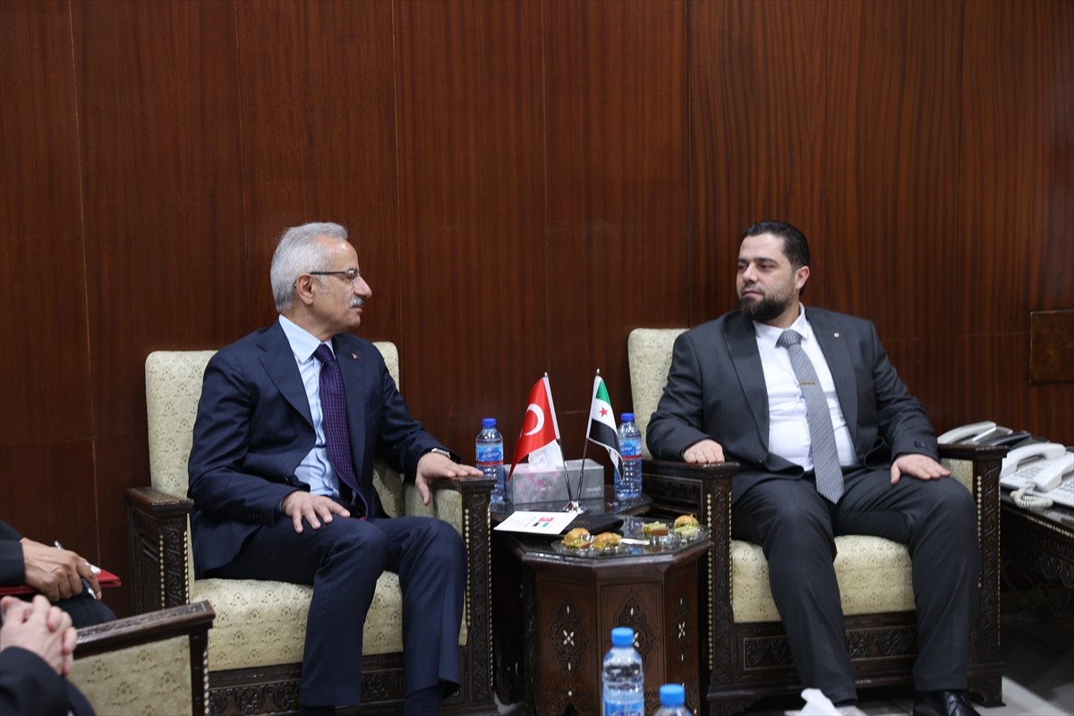 Ulaştırma ve Altyapı Bakanı Abdulkadir Uraloğlu (solda), Şam'daki resmi temasları kapsamında...