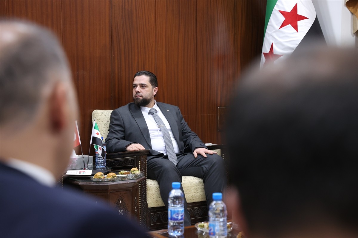 Ulaştırma ve Altyapı Bakanı Abdulkadir Uraloğlu (solda), Şam'daki resmi temasları kapsamında...