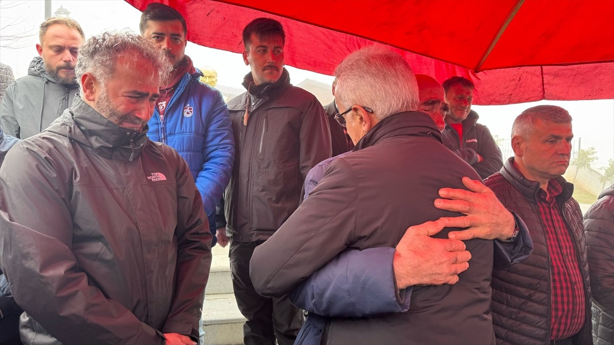 Ulaştırma ve Altyapı Bakanı Abdulkadir Uraloğlu, Trabzon'da halasının eşi Mustafa Kör'ün Düzköy...