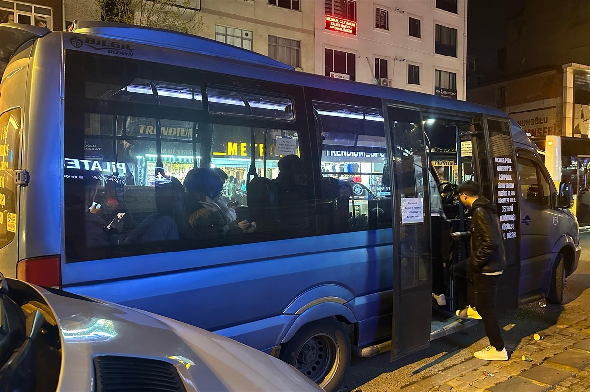 Ümraniye'de Hekimbaşı-Küçüksu hattında çalışan minibüsçüler, bugün elde ettikleri kazancı...