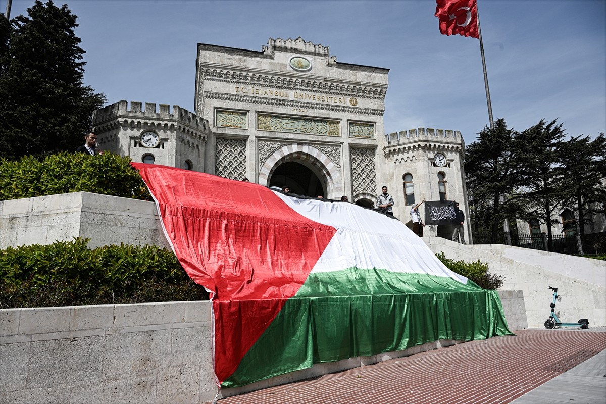 Üniversite öğrencileri, İsrail'in Gazze'ye yönelik saldırılarının sona erdirilmesi için Beyazıt...