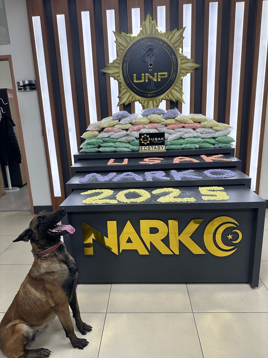 Uşak'ta bir otomobilde 300 bin uyuşturucu hap ele geçirildi, 2 şüpheli gözaltına alındı.