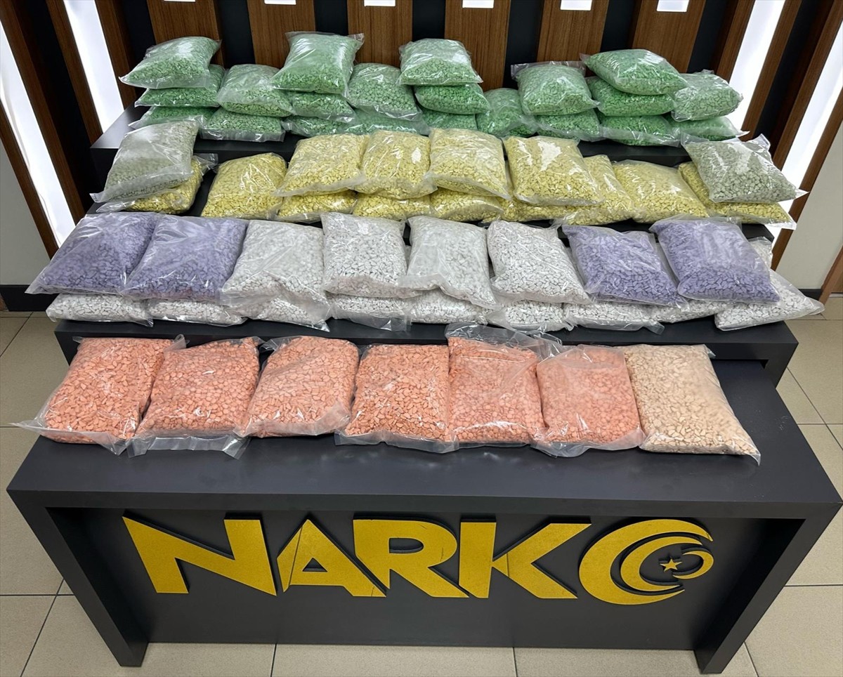 Uşak'ta bir otomobilde 300 bin uyuşturucu hap ele geçirildi, 2 şüpheli gözaltına alındı.