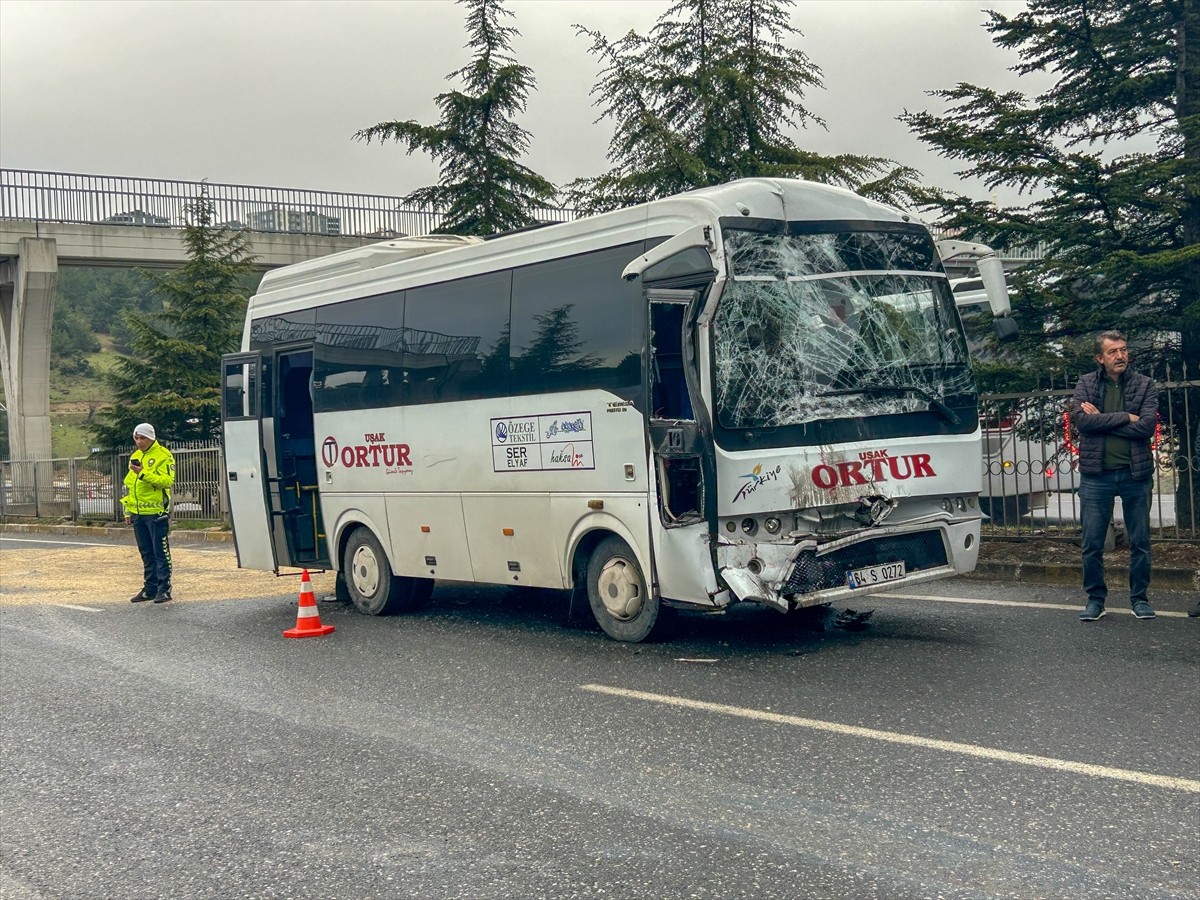 Uşak'ta iki işçi servisinin çarpıştığı kazada 20 kişi yaralandı. İhbar üzerine kaza yerine sağlık...