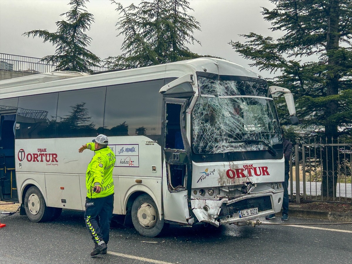 Uşak'ta iki işçi servisinin çarpıştığı kazada 20 kişi yaralandı. İhbar üzerine kaza yerine sağlık...