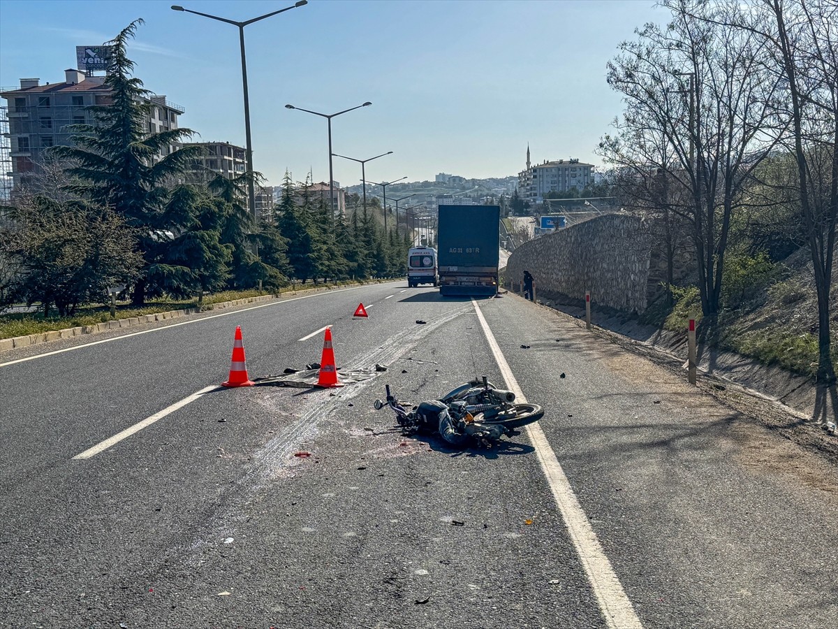 Uşak'ta tırla çarpışan motosikletin sürücüsü hayatını kaybetti. Olay yerine sağlık, polis ve...
