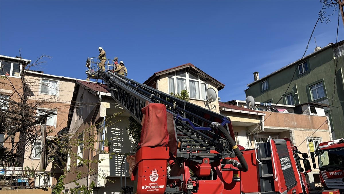 Üsküdar'da şiddetli rüzgar nedeniyle 6 katlı binanın çatısı uçtu. Haber verilmesi üzerine olay...