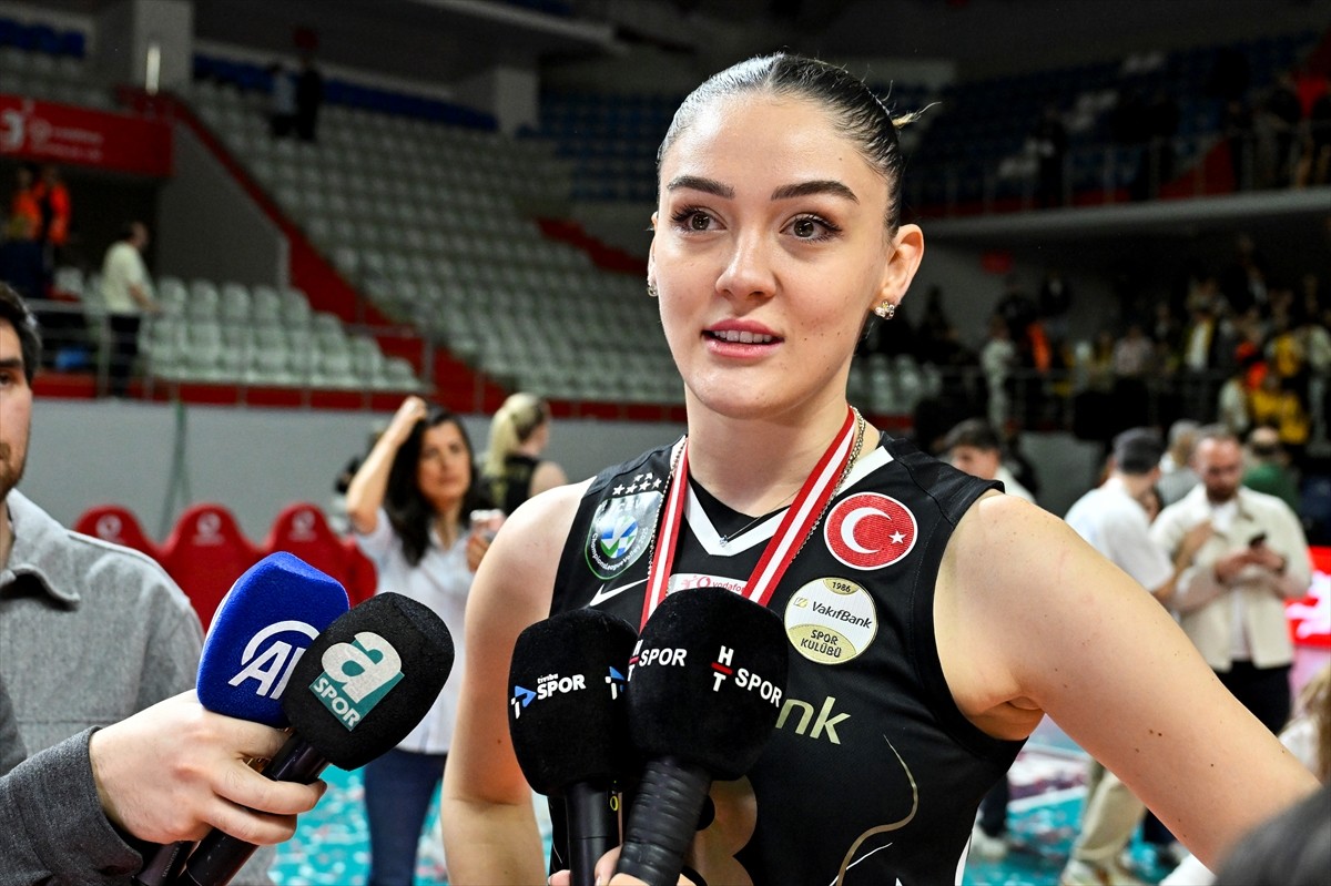 VakıfBank'ın oyuncusu Zehra Güneş, Burhan Felek Vestel Voleybol Salonu'nda oynanan Vodafone...
