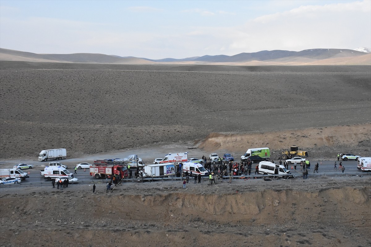 Van'da minibüsle kapalı kasa kamyonetin çarpıştığı kazada 6 kişi öldü, 4'ü ağır 13 kişi...