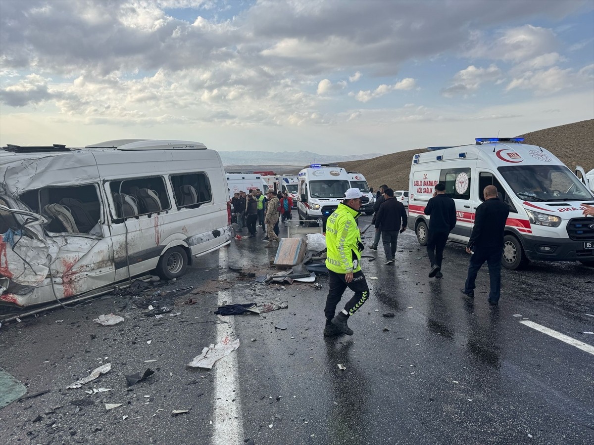 Van'da minibüsle kapalı kasa kamyonetin çarpıştığı kazada ölü ve yaralıların olduğu bildirildi....