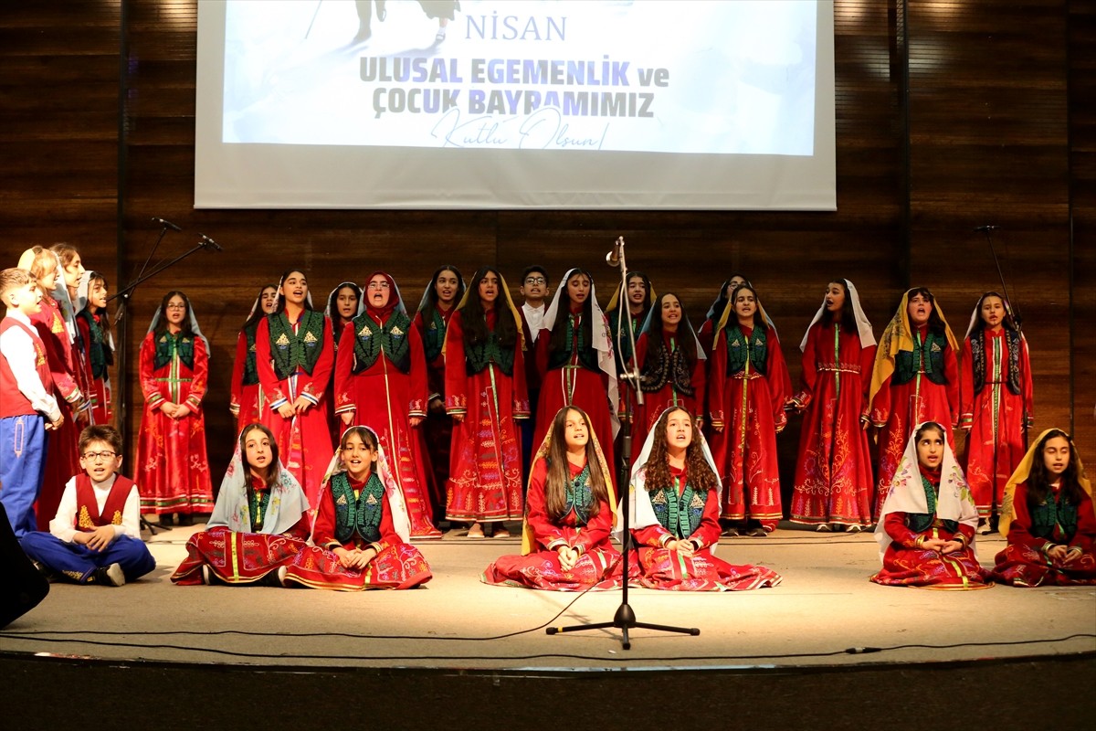 Van'da ortaokul öğrencileri, müzik öğretmeni Arzu Zorer Üzan'ın hazırladığı "Kurtuluştan Kuruluşa"...