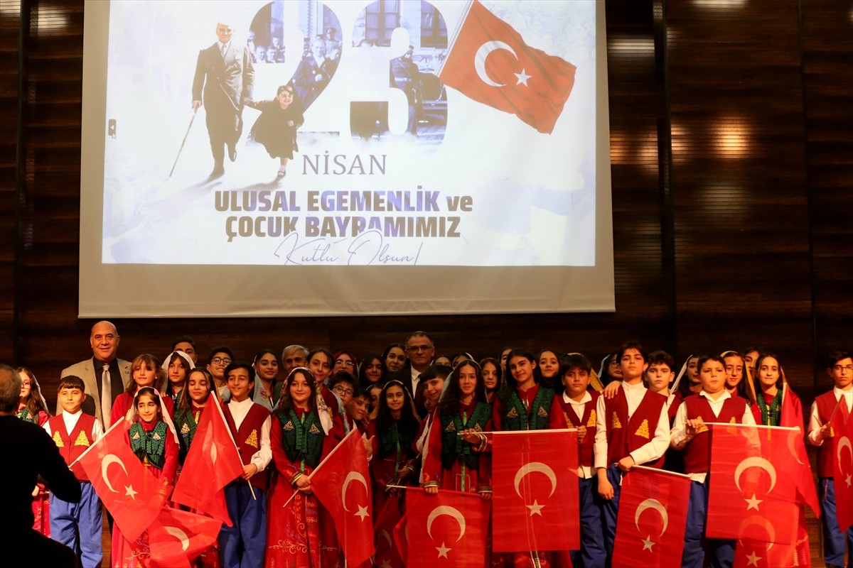 Van'da ortaokul öğrencileri, müzik öğretmeni Arzu Zorer Üzan'ın hazırladığı "Kurtuluştan Kuruluşa"...