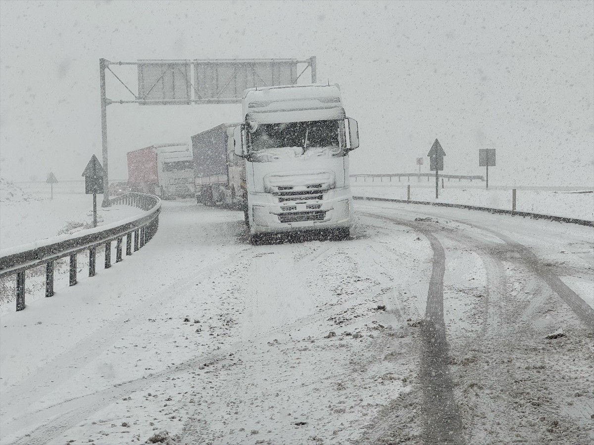 Van'ın Başkale ilçesinde kar yağışı nedeniyle bazı araçlar yolda kaldı.
