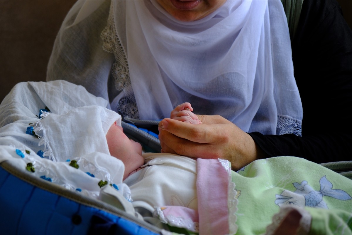 Van'ın Çatak ilçesinde rahatsızlanan hamile kadın ve karnındaki bebeği, doktorların erken...