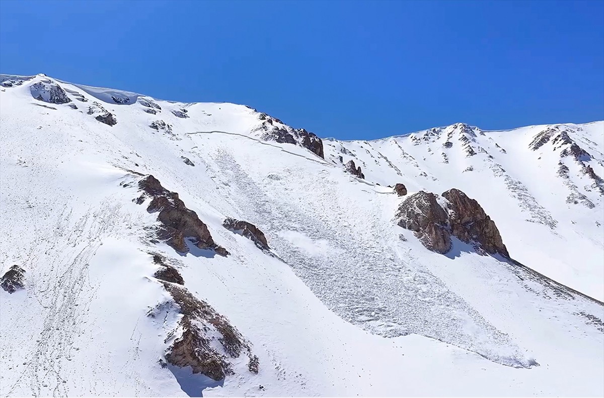 Van'ın Gevaş ilçesinde Artos Dağı'nda snowboard yaparken çığın altında kalan kayakçı Şahabettin...