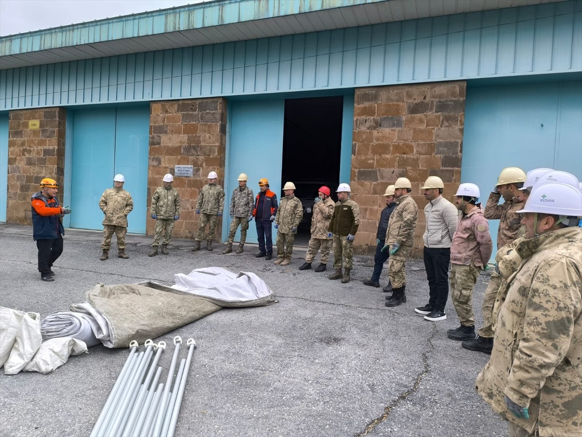 Van'ın Gürpınar ilçesindeki güvenlik korucularına arama kurtarma eğitimi verildi.