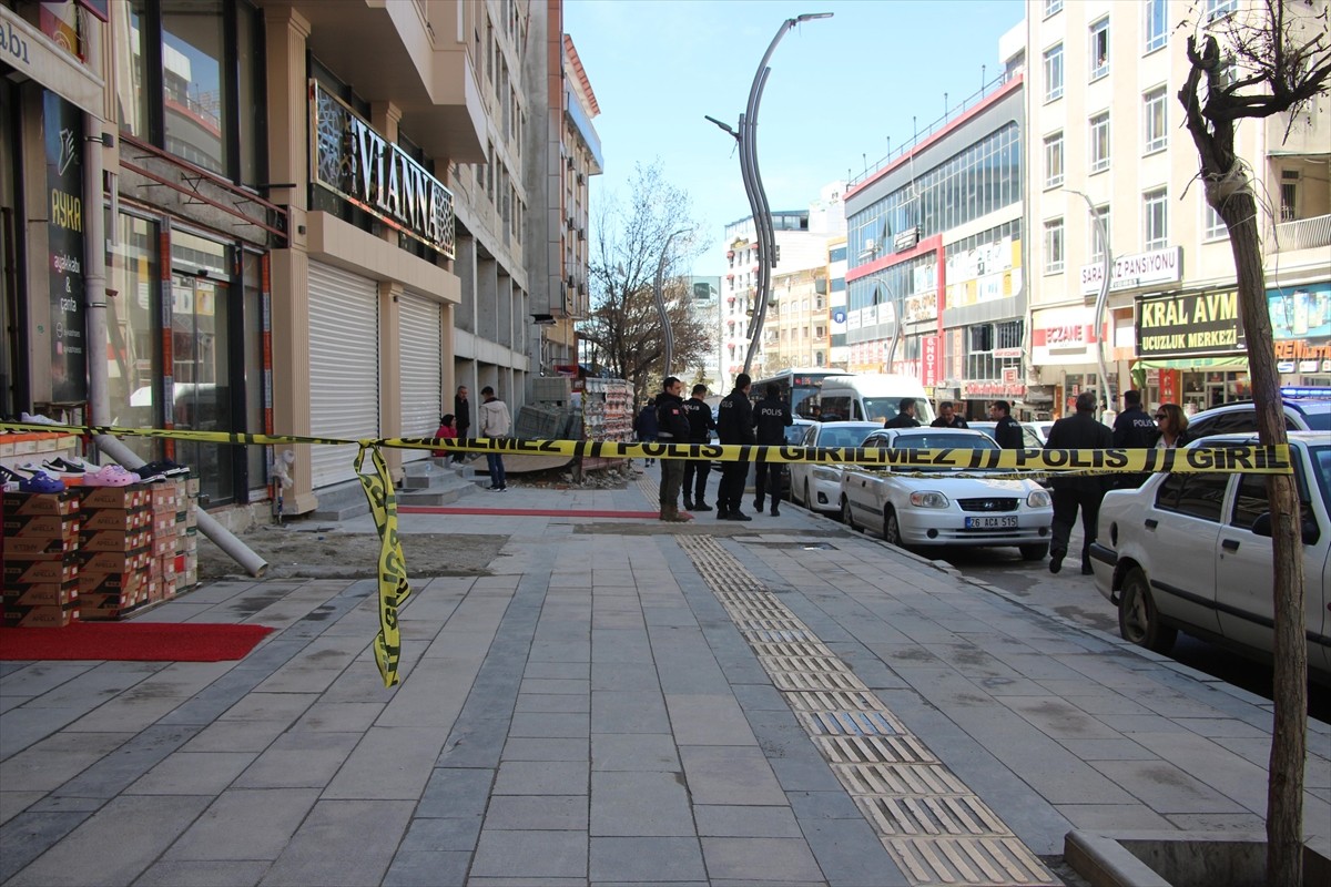 Van'ın İpekyolu ilçesinde giyim mağazasına düzenlenen silahlı saldırıda 1 kişi öldü, 4 kişi de...